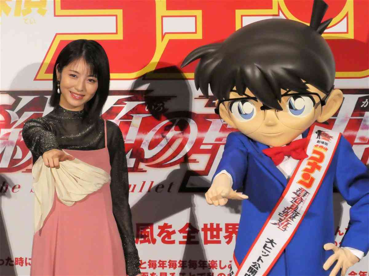 長澤まさみ「ウルトラ風真っ赤なブーツ」で放った圧倒的オーラ！