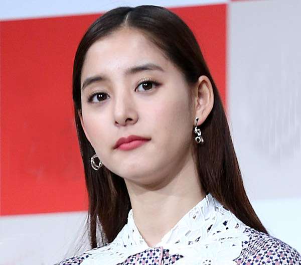 新木優子の私服が話題　「腰の位置が異常に高い」「常人には着こなせない」「いったい何頭身なの」