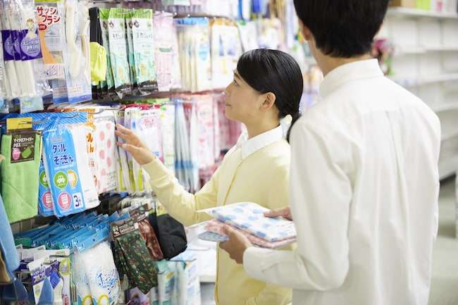 100円ショップで購入すると逆に高くつくと思うものランキング！ 2位「ノート類」、1位は？