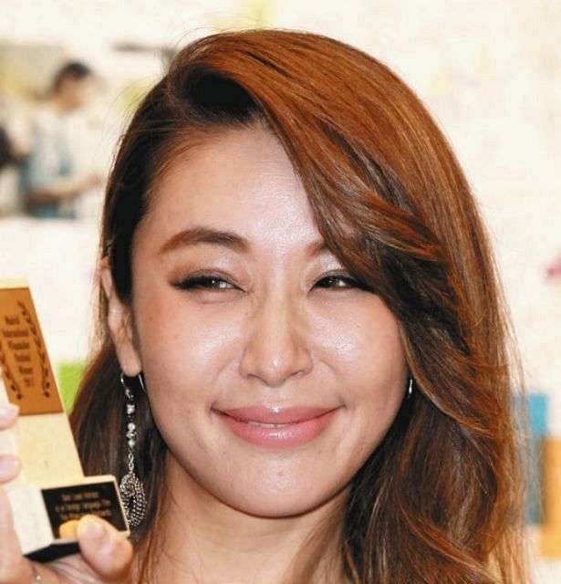 鈴木紗理奈が44歳の”極上腹筋”を公開。「ミランダ・カーかと思った」「見習いたい」などの声次々：中日スポーツ・東京中日スポーツ 