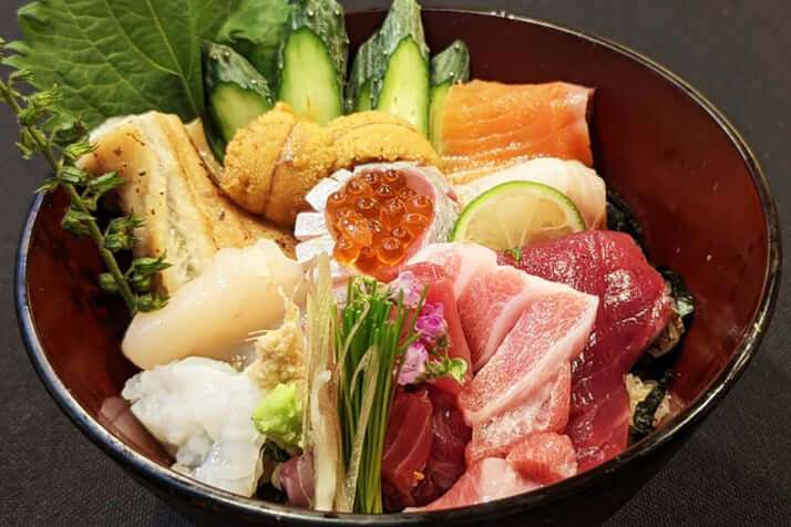 水産専門記者の証言「海鮮丼は日本全国、どこで食べてもほぼ同じ」なワケ