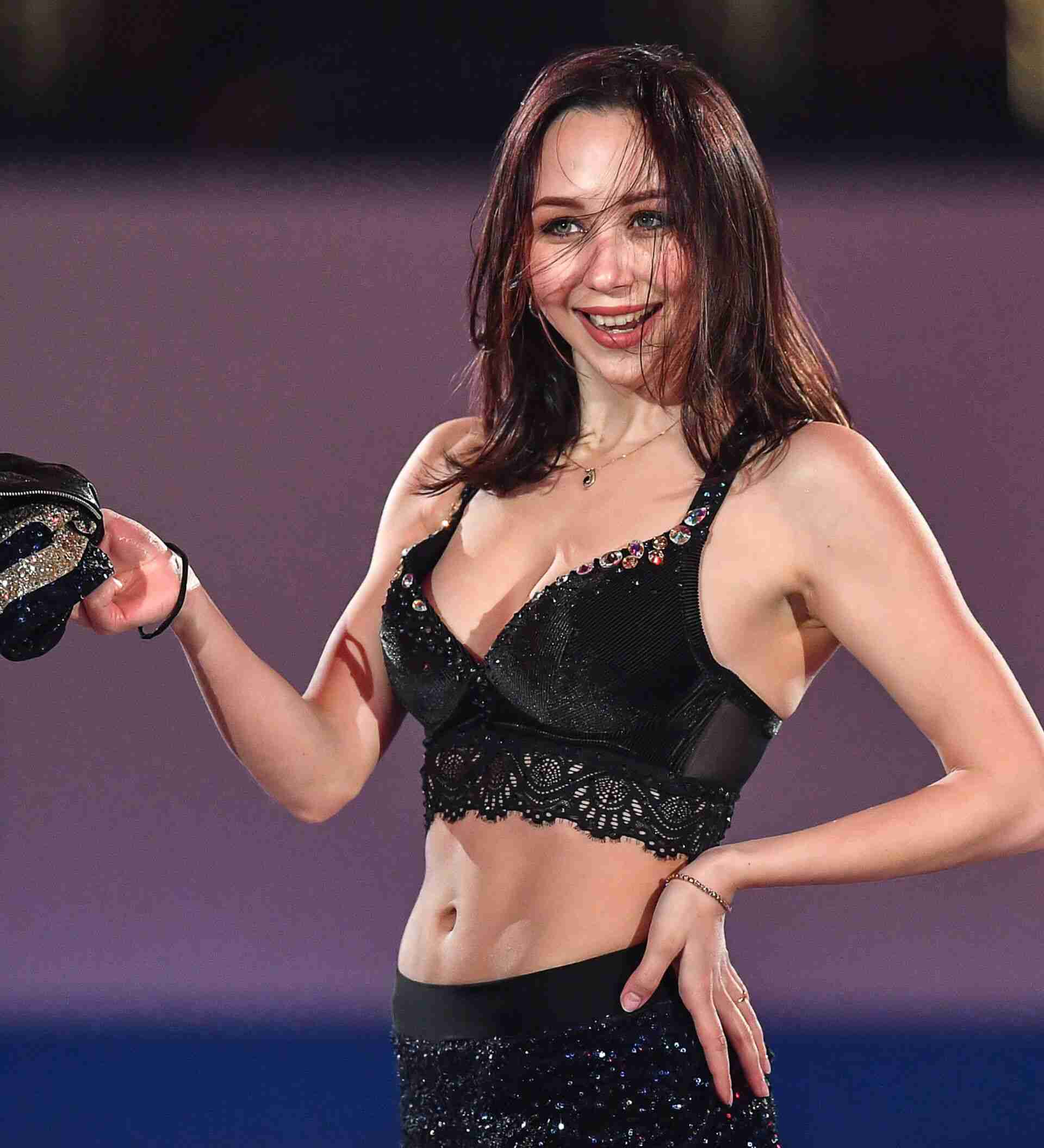 元世界女王トゥクタミシェワ、25歳で4回転も納得の肉体美 黒ビキニプール上がり姿に「感服」