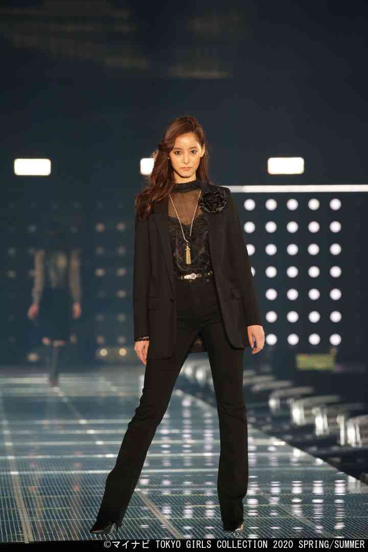 新木優子の私服が話題　「腰の位置が異常に高い」「常人には着こなせない」「いったい何頭身なの」