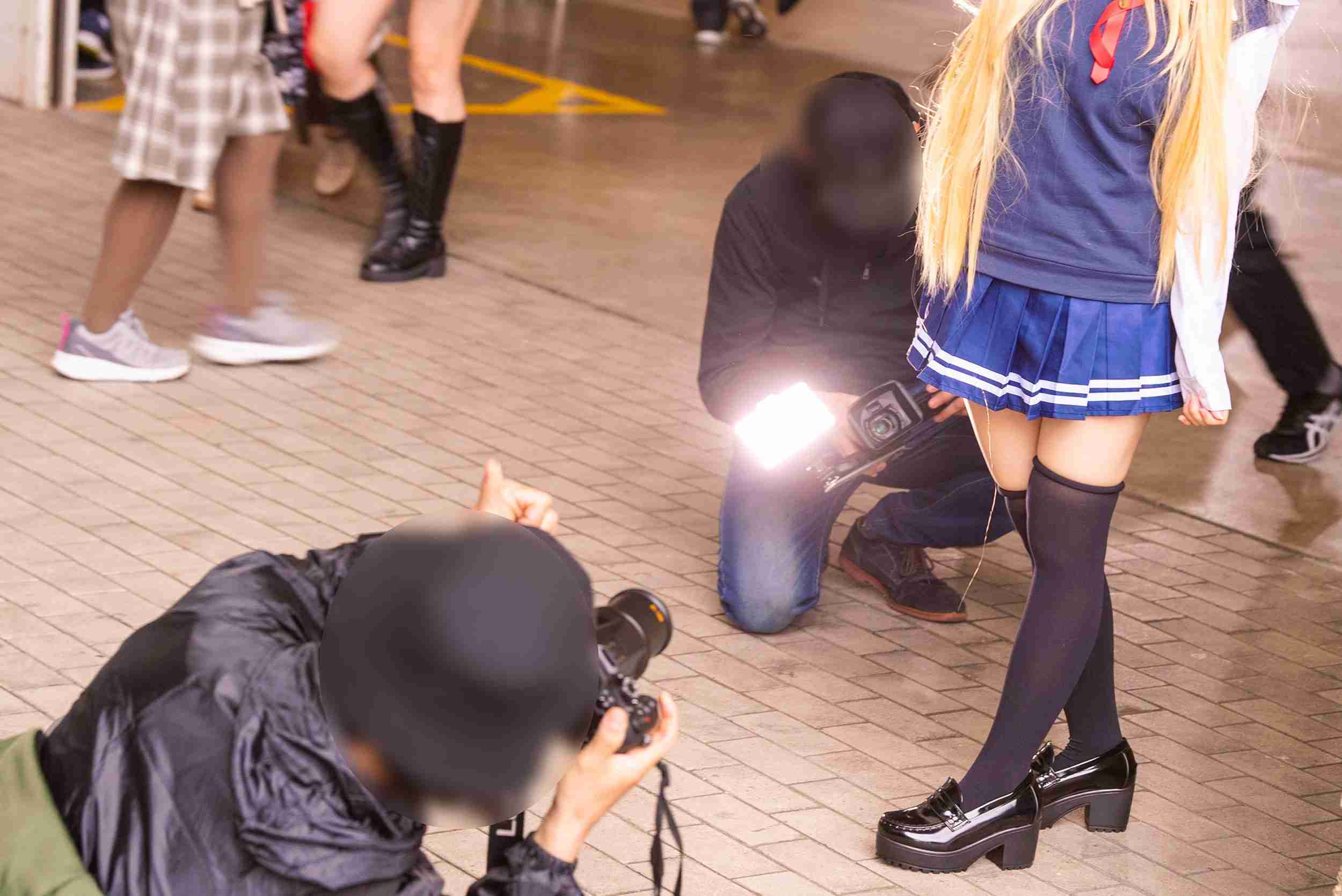 女子高生コスプレイヤーの股間を盗み撮り…　「ニコニコ超会議」で30代の男逮捕 – Sirabee