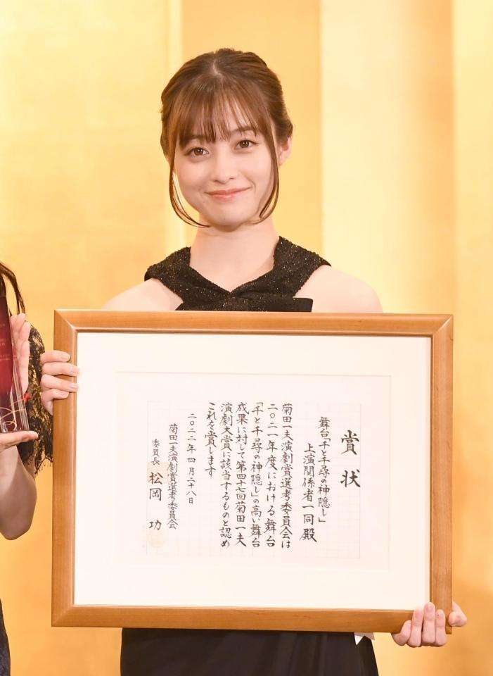 橋本環奈 深いスリットの黒ドレス、太股から白肌美脚で登場 感染から復帰舞台「号泣」と感謝