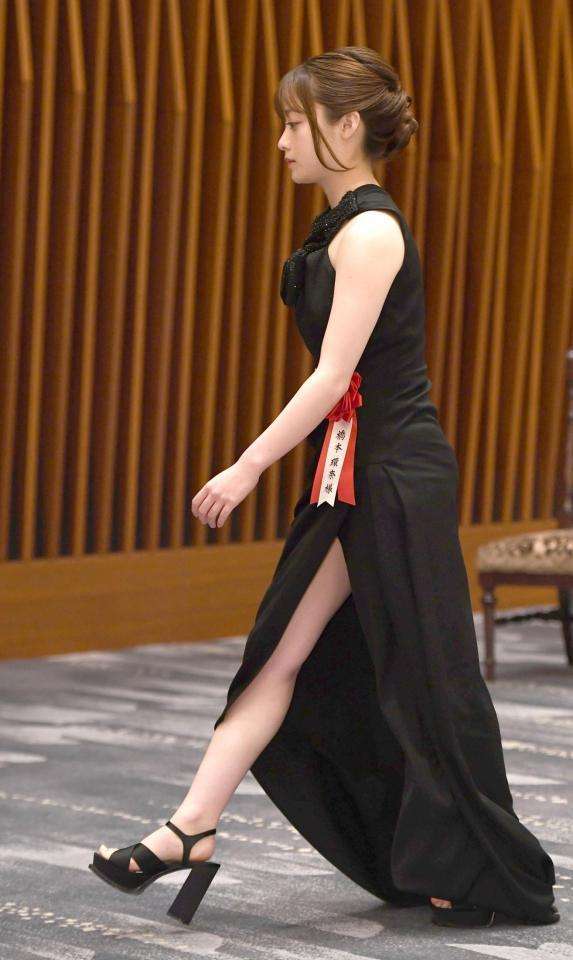橋本環奈 深いスリットの黒ドレス、太股から白肌美脚で登場 感染から復帰舞台「号泣」と感謝