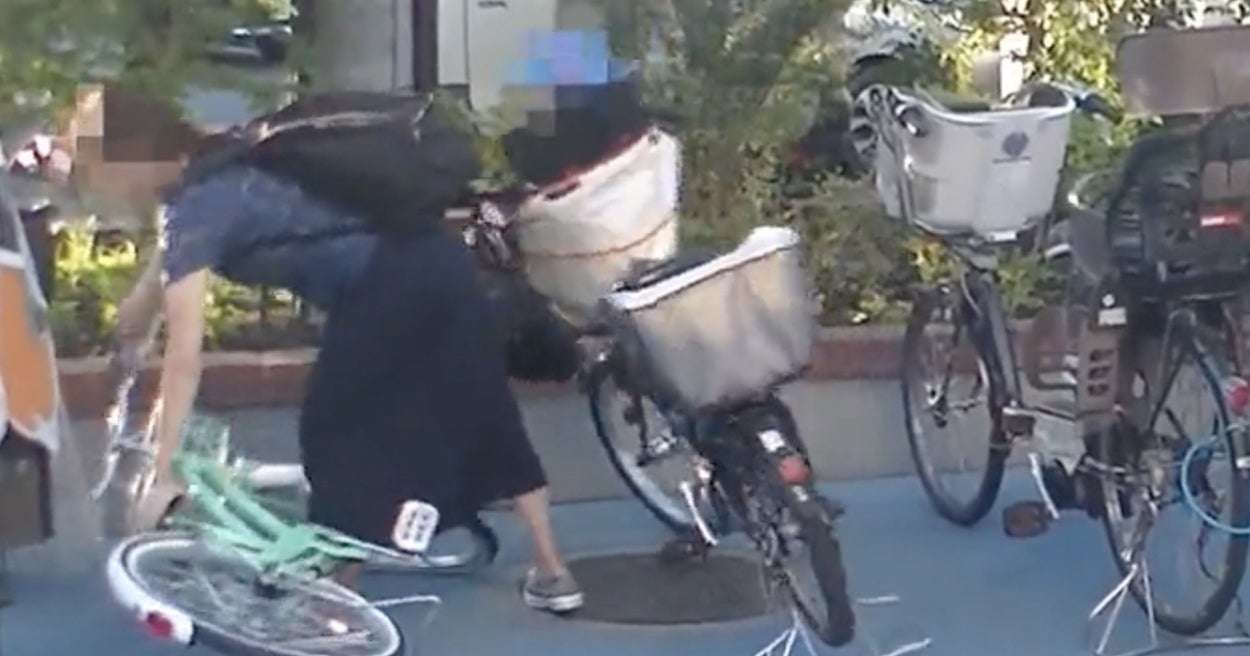 「幼児だけを自転車に乗せたまま目を離し…ガシャン！」実際の事故映像で消費者庁が注意呼びかけ