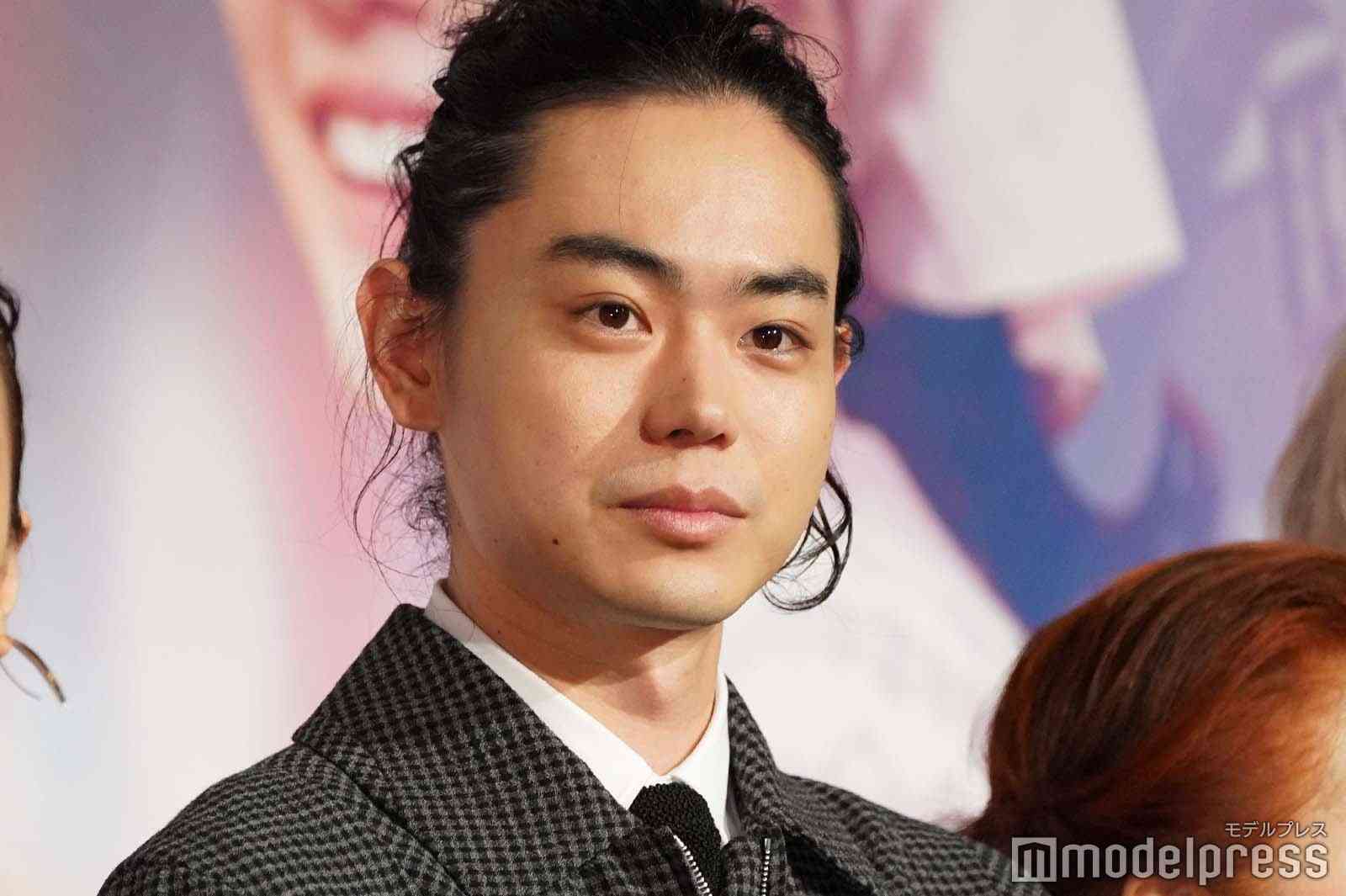 菅田将暉、久々短髪に 長髪からバッサリイメチェンで話題「軽くなりました」
