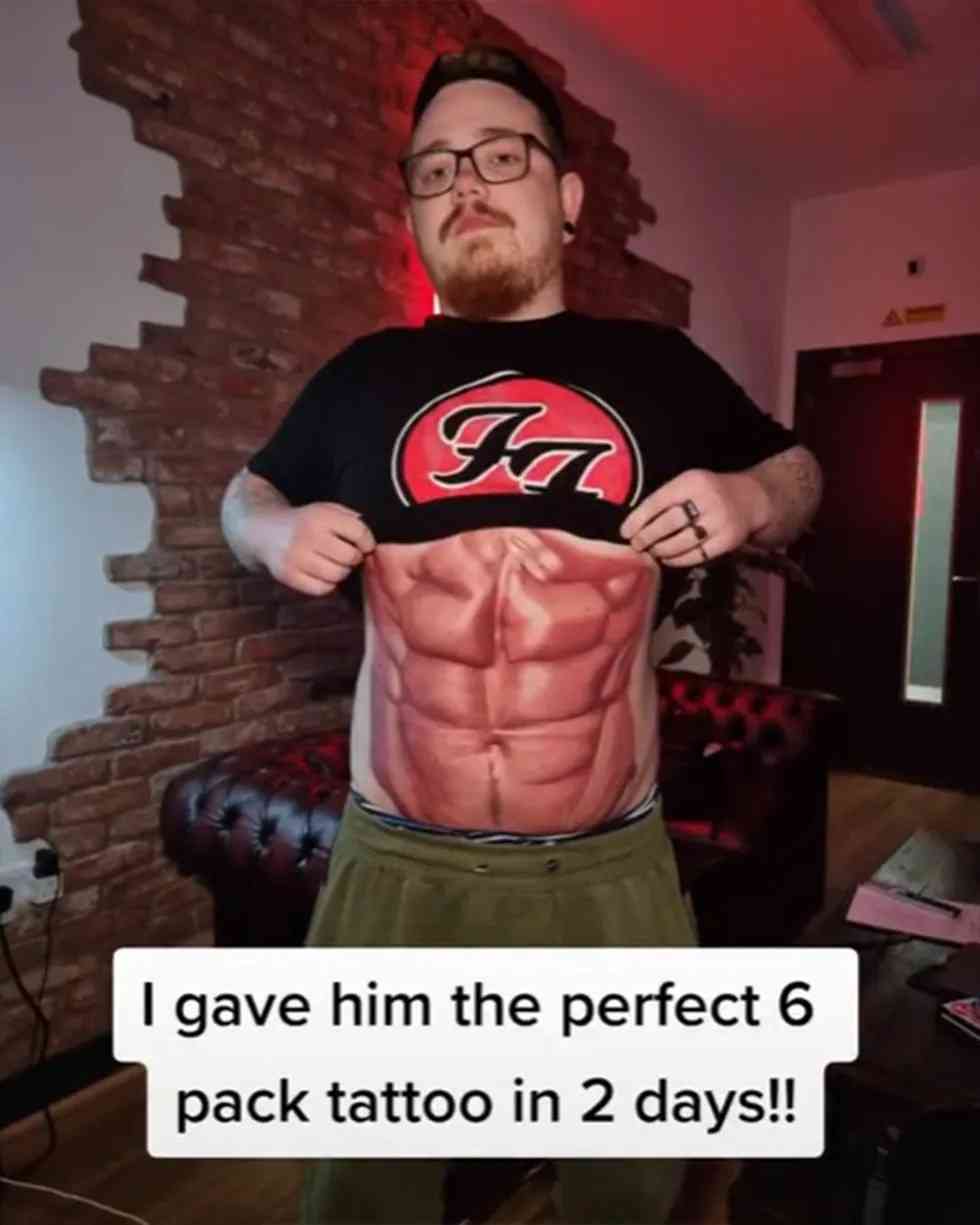 “世界で一番ダサいタトゥー”と大不評！　「ジムに通うのはもう嫌だ」6つに割れた腹筋のタトゥーを入れた男性に賛否両論