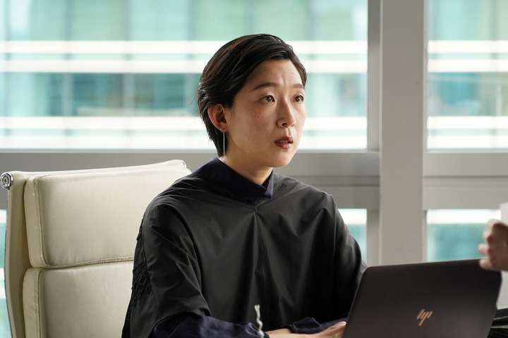 ＜悪女（わる）＞“白峰岸さん”江口のりこに「色っぽい」「美脚すぎ」　ショーパン姿披露