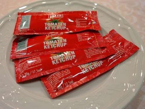 「フライドポテトにケチャップを付けるとき…あなたはどっち派？」:らばQ