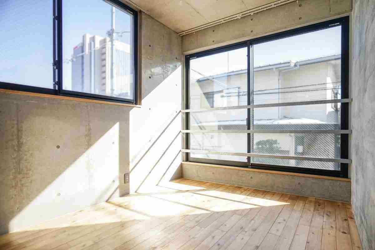 「家賃が安いだけじゃない」住民たちが語る“ベランダなし”物件の意外なメリット | マネーポストWEB