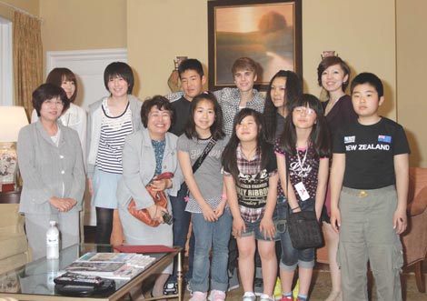 来日中のジャスティン・ビーバー、被災地の学生と交流 | ORICON NEWS