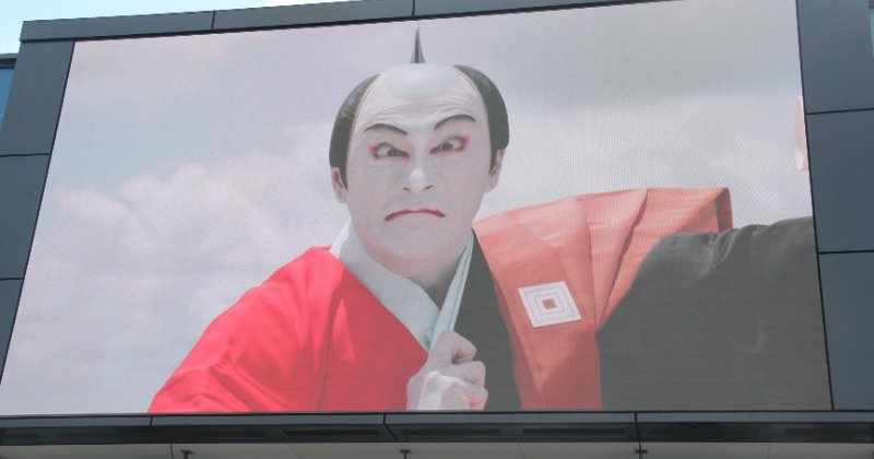 市川海老蔵、634メートルの東京スカイツリー頂上部で”天空のにらみ”披露 | ORICON NEWS