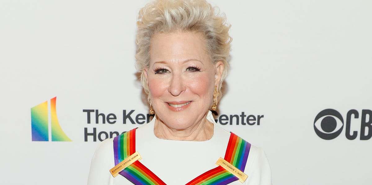 アメリカの粉ミルク不足問題　大御所女優ベット・ミドラーが「母乳で育てて！」と発言して大炎上中