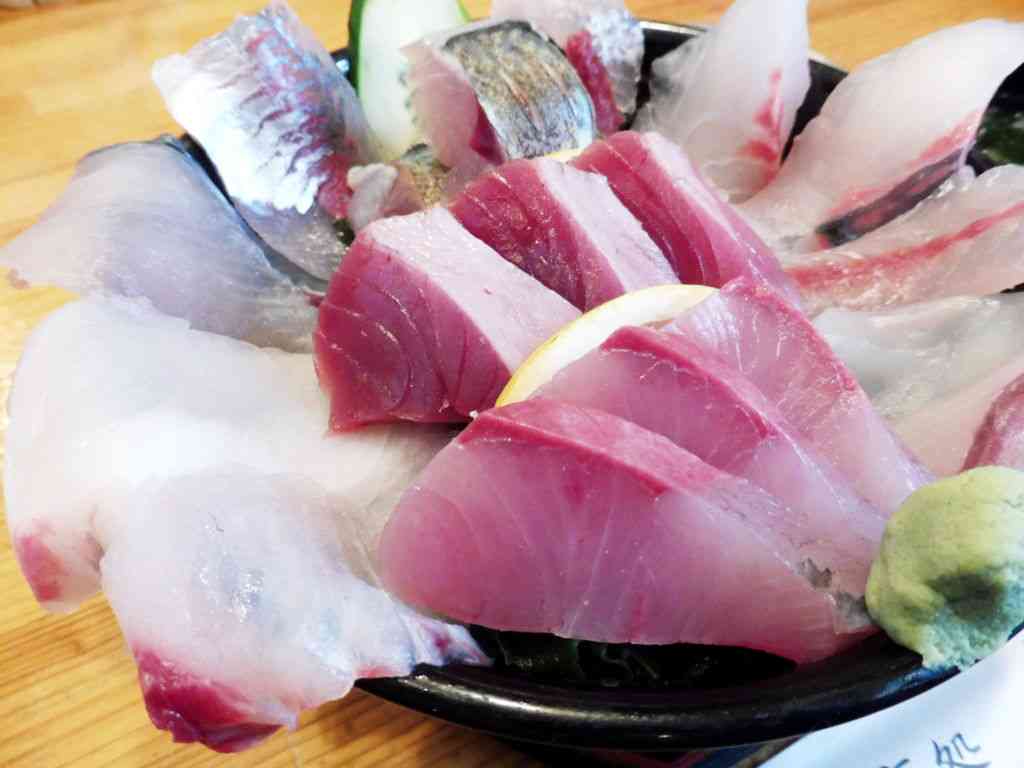 水産専門記者の証言「海鮮丼は日本全国、どこで食べてもほぼ同じ」なワケ