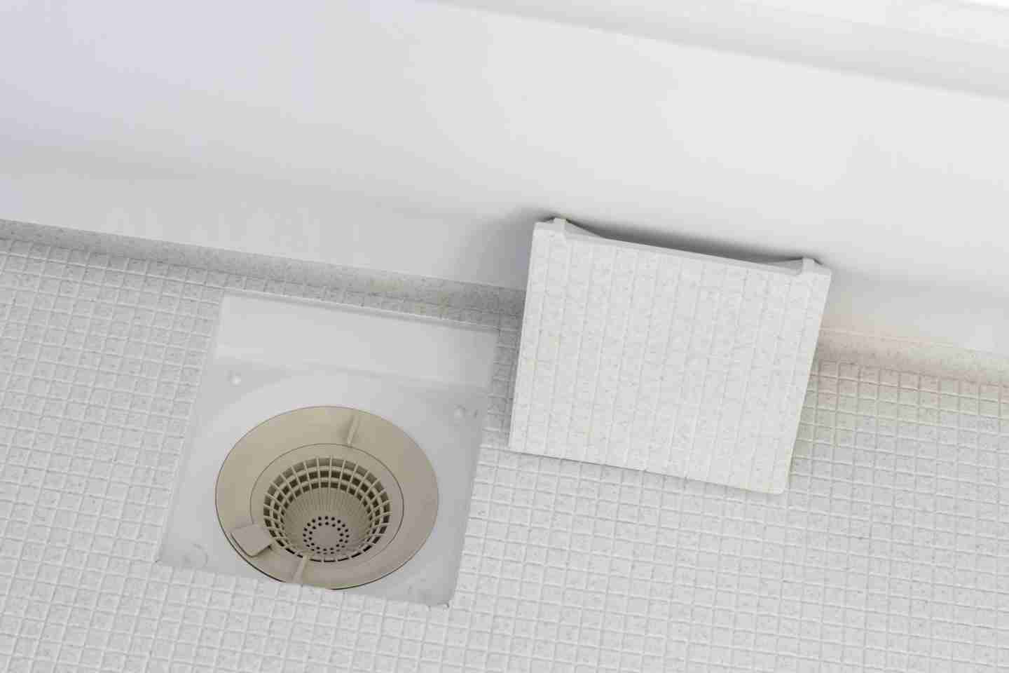 何日ごとに掃除してる？「お風呂の排水口に溜まった抜け毛」女性406人にお掃除頻度を調査