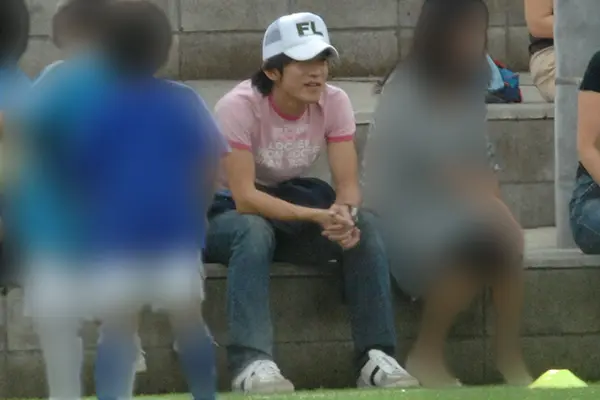 ミスチル桜井和寿 イケメン長男とサッカー教室へ…デビュー30周年の陰で目撃した“良きパパ”姿