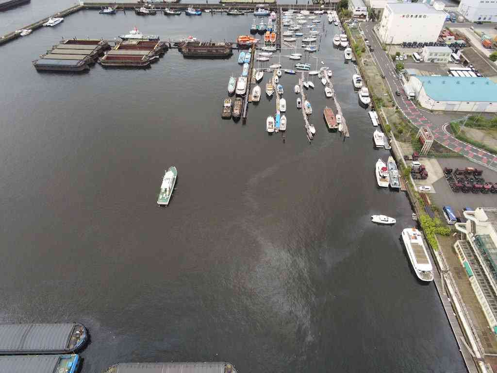 横浜港に油膜広がる　海上保安部調査　海中から油湧き出るも排出源不明（カナロコ by 神奈川新聞） - Yahoo!ニュース