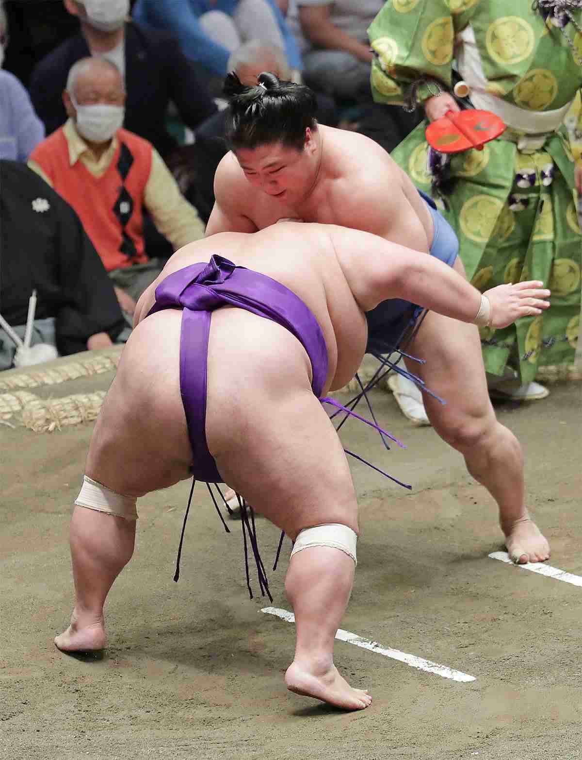 大乱調の五月場所で微妙な判定続出…大相撲審判に「物言いつけろ」の声声声（SmartFLASH） - Yahoo!ニュース