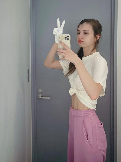 マギー、バキバキに割れた腹筋を披露！ 「プロゴルファー目指してんの？」と反響