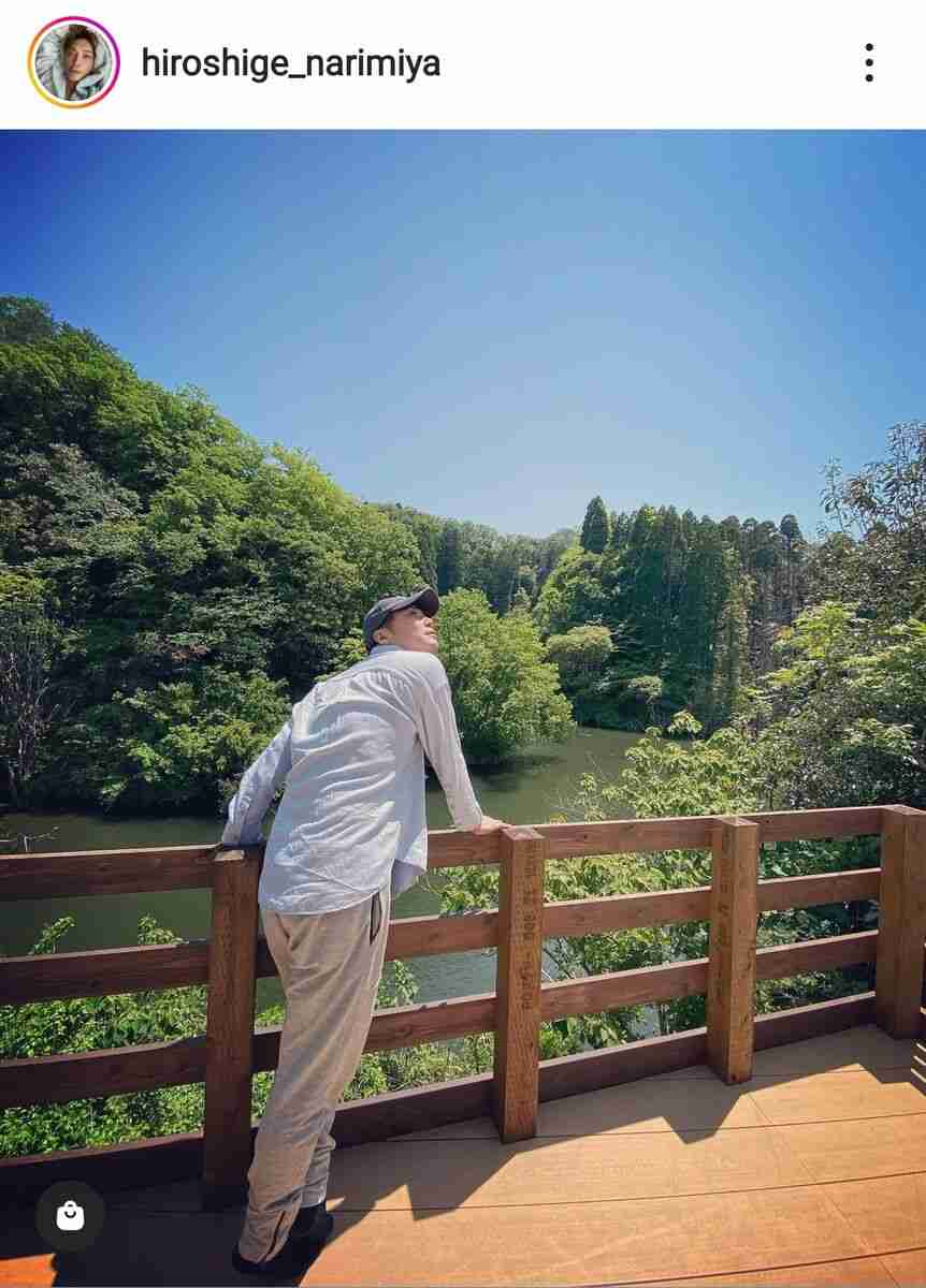 元・成宮寛貴さん、爽やかシャツ私服姿の39歳最新ショット…「都内はどこも混雑」田舎でゆっくり