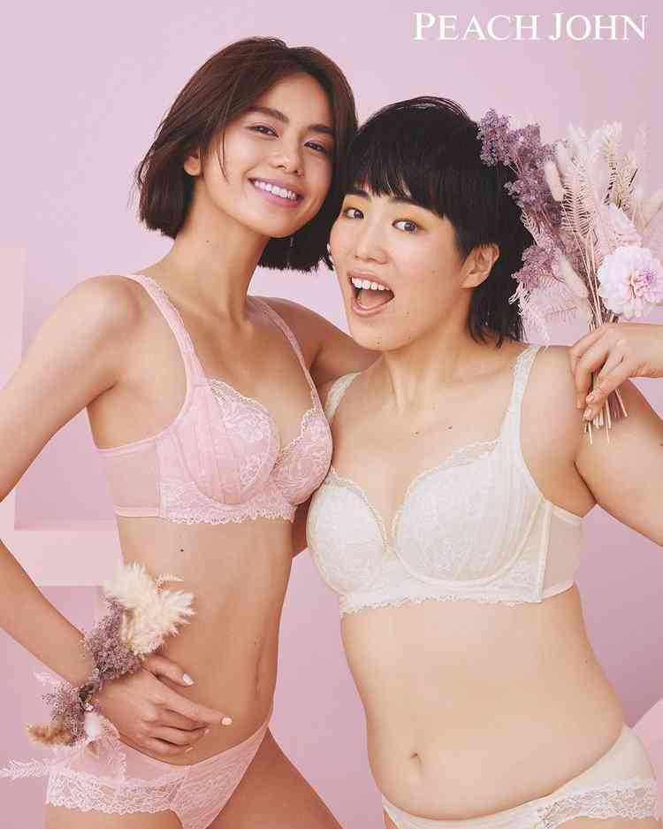 佐藤晴美＆ゆりやん『PEACH JOHN』新ビジュアル公開 花に囲まれ爽やか笑顔