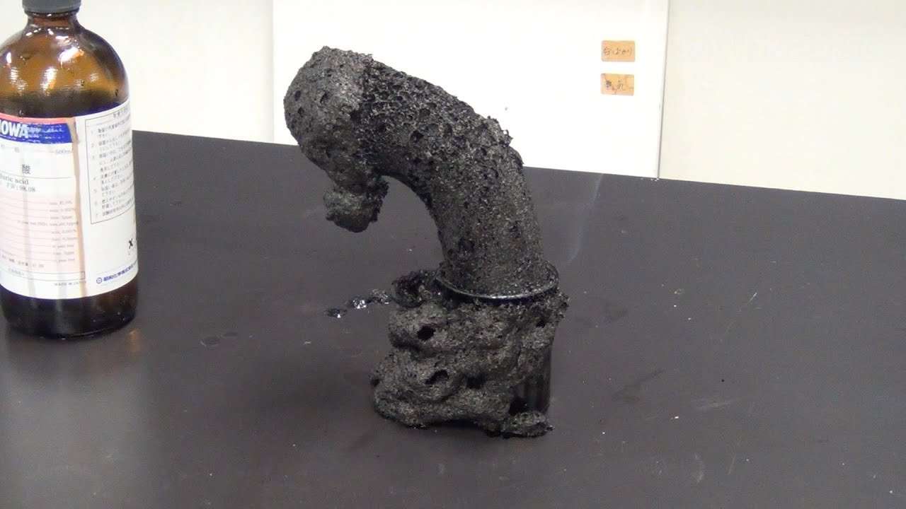 【化学実験】不気味！？スクロースを濃硫酸で脱水 - YouTube