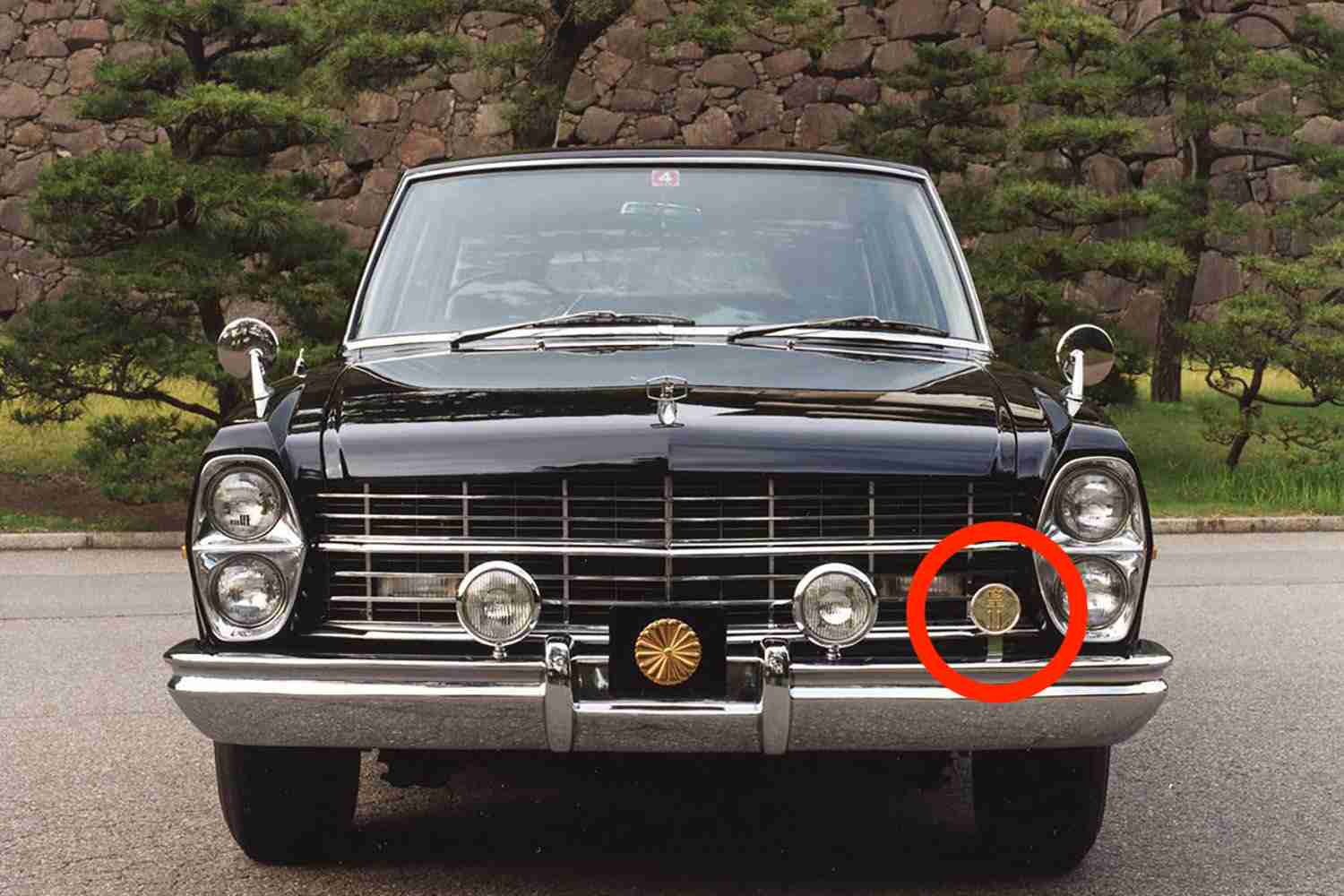 公道を走ってるけど見慣れたナンバープレートがない！　御料車に装着される丸い「皇の字」プレートとは（WEB CARTOP） - Yahoo!ニュース