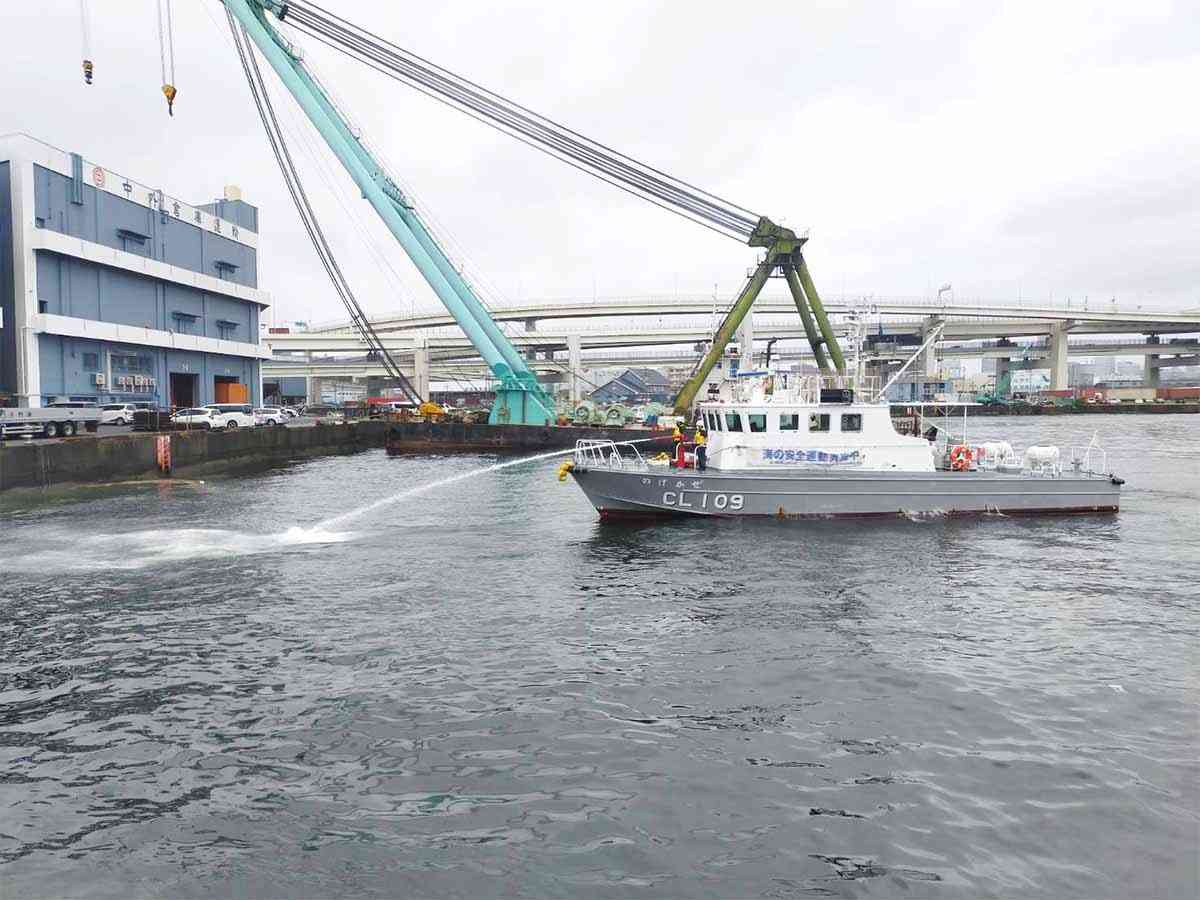 横浜港でまた油浮く　本牧ふ頭、巡視艇などが防除（カナロコ by 神奈川新聞） - Yahoo!ニュース