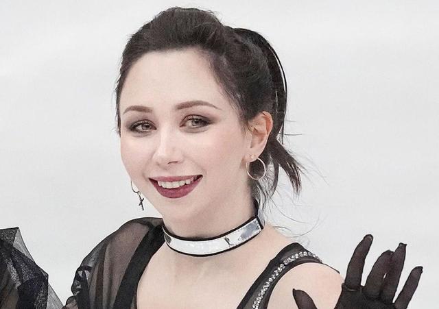 元世界女王トゥクタミシェワ、25歳で4回転も納得の肉体美　黒ビキニプール上がり姿に「感服」