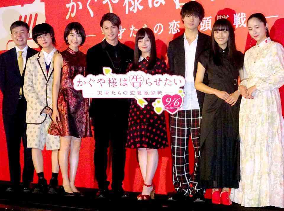 橋本環奈 深いスリットの黒ドレス、太股から白肌美脚で登場 感染から復帰舞台「号泣」と感謝
