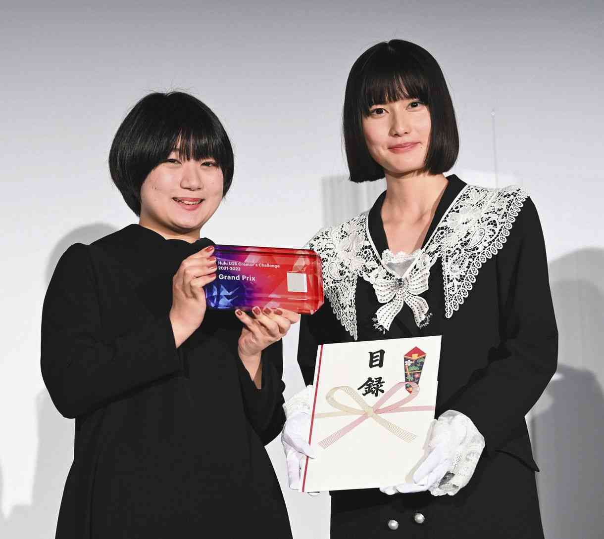 長澤まさみ「ウルトラ風真っ赤なブーツ」で放った圧倒的オーラ！