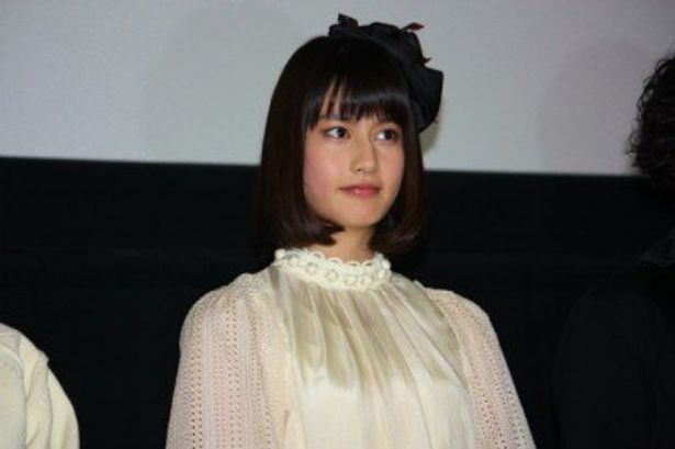 長澤まさみ「ウルトラ風真っ赤なブーツ」で放った圧倒的オーラ！