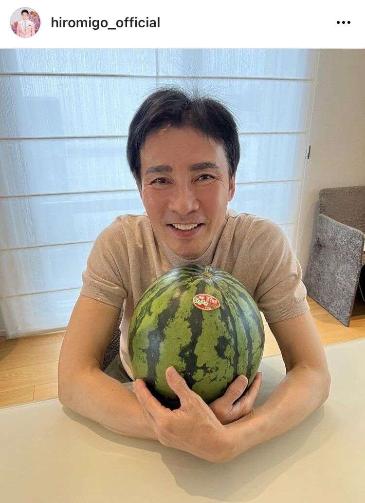 66歳・郷ひろみ、スイカ抱えるアイドル撮に「かわい過ぎる」「平凡、明星の表紙みたい」とファン歓喜