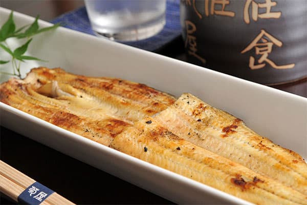トム・クルーズは「千葉の鰻」を自家用ジェットで取り寄せた！“酒豪芸能人”が愛する逸品つまみ【東日本編】 | Smart FLASH/スマフラ[光文社週刊誌]