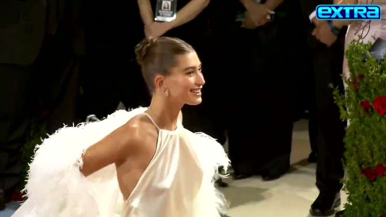 Met Gala 2022: Hailey Bieber WOWS in White Backless Gown with Feathers - YouTube