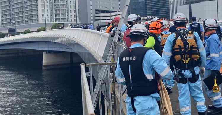 横浜・ＭＭの橋から男性転落か「欄干につかまっていた」 動画 | カナロコ by 神奈川新聞