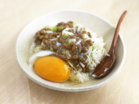 納豆の食べ合わせ「生卵、アツアツご飯NG」は本当？　納豆業界の広報が明かした通説の真相