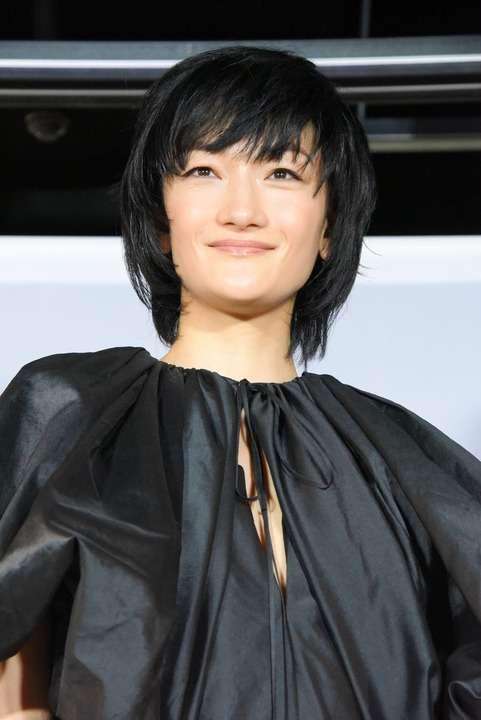 冨永愛、新幹線ホームでの私服姿が超オーラ！「最強お洒落」「すぐバレちゃいますね」の声