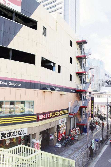 高さ２２ｍ「ドンキ」屋上から買い物カート投げ落とす…逮捕の中２女子「遊び半分で」 : 読売新聞オンライン