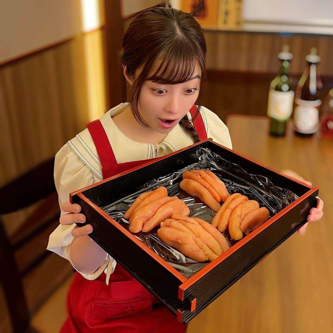 橋本環奈、三つ編みで明太子作りのオフショット！ 「表情豊かで可愛いです！」