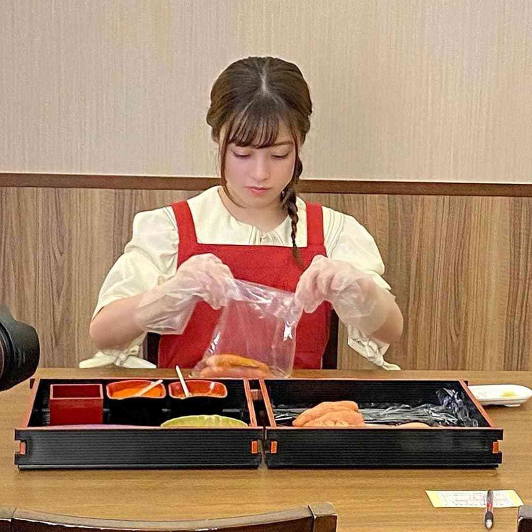橋本環奈、三つ編みで明太子作りのオフショット! 「表情豊かで可愛いです!」