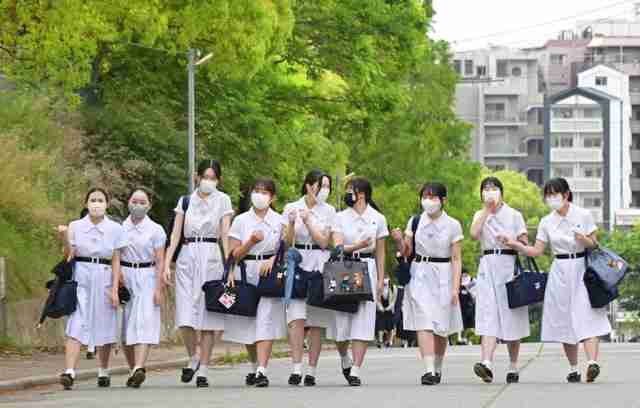 神戸の夏の風物詩 伝統のワンピースに衣替え 松蔭中・高の生徒ら、爽やかに通学