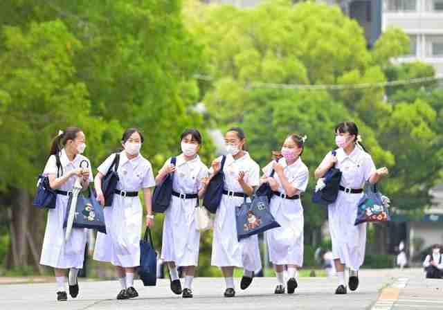 神戸の夏の風物詩 伝統のワンピースに衣替え 松蔭中・高の生徒ら、爽やかに通学