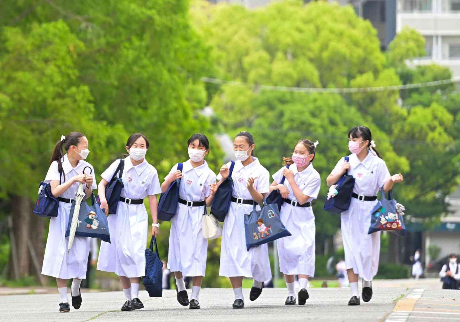 神戸の夏の風物詩　伝統のワンピースに衣替え　松蔭中・高の生徒ら、爽やかに通学（神戸新聞NEXT） - Yahoo!ニュース