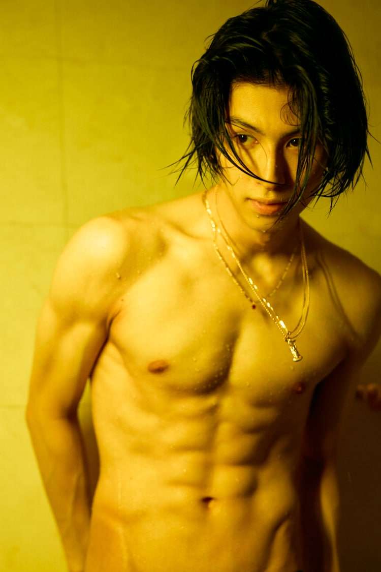 THE RAMPAGE長谷川慎、1st写真集で見せる体脂肪率3％の肉体美「人生の中で1番輝いている瞬間」（コメントあり） - 音楽ナタリー