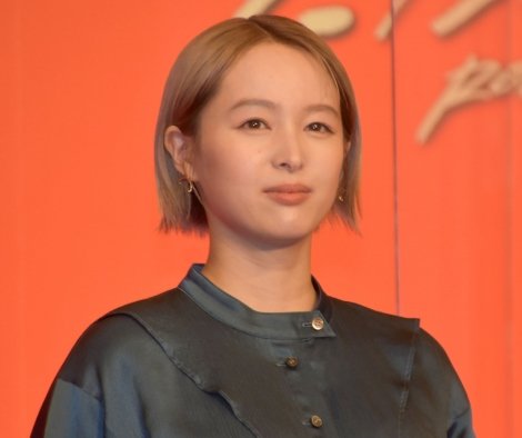 清野菜名、第1子誕生&事務所移籍後初公の場でド派手な金髪 『キングダム2』は「カッコよさで泣いちゃった」