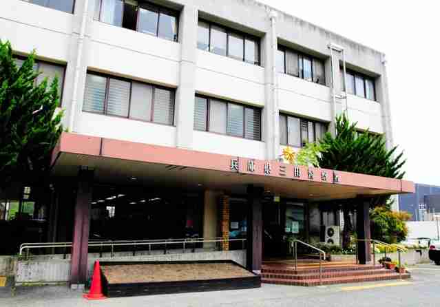 車中で下半身露出の疑い　「隣に人いると気付かなかった」小学校教員の男逮捕　三田｜事件・事故｜神戸新聞NEXT