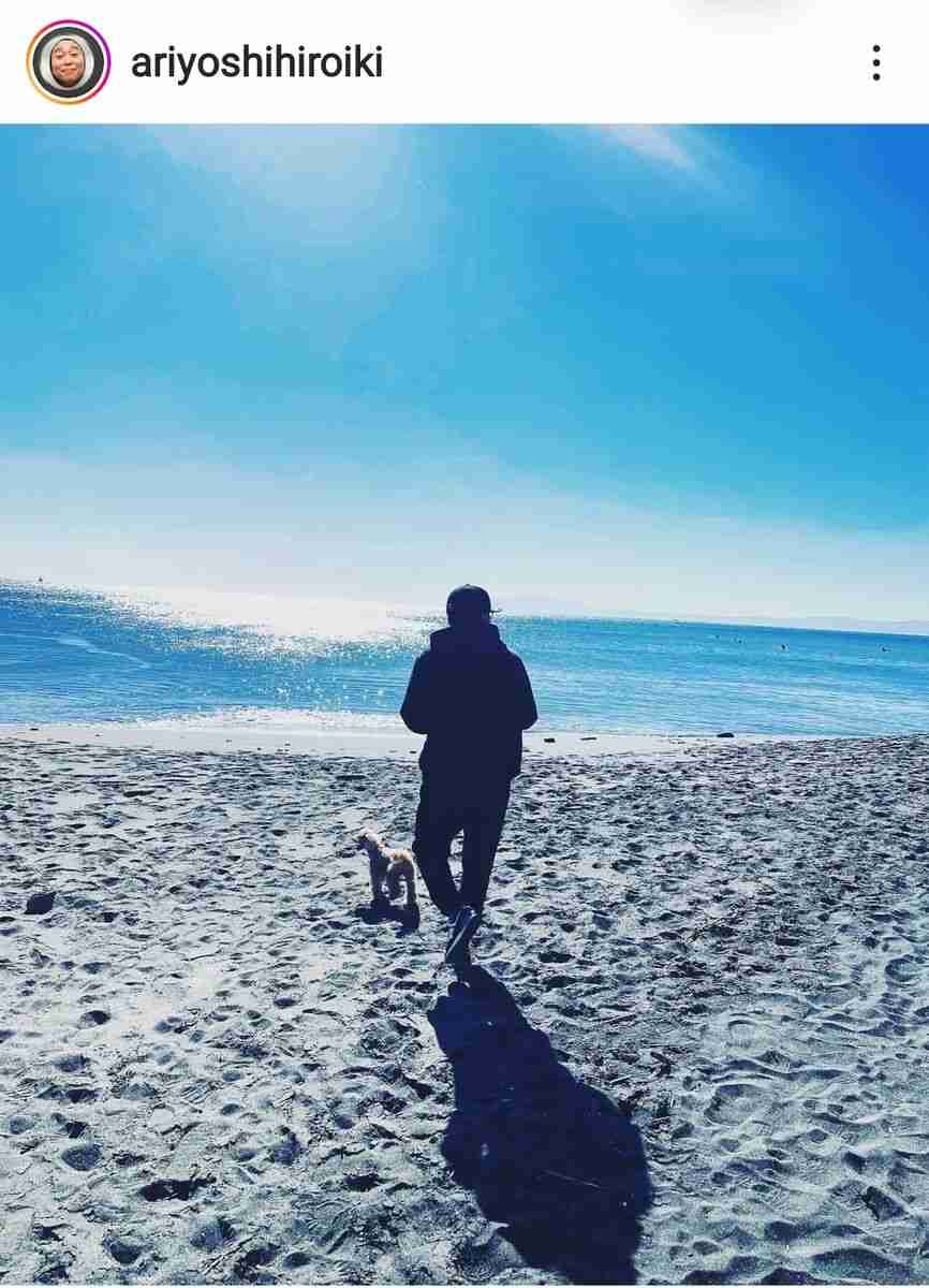 有吉弘行の最新プライベート写真が「撮影は奥さま?」と話題…「幸せそう」「夏目ちゃん元気?」の声も